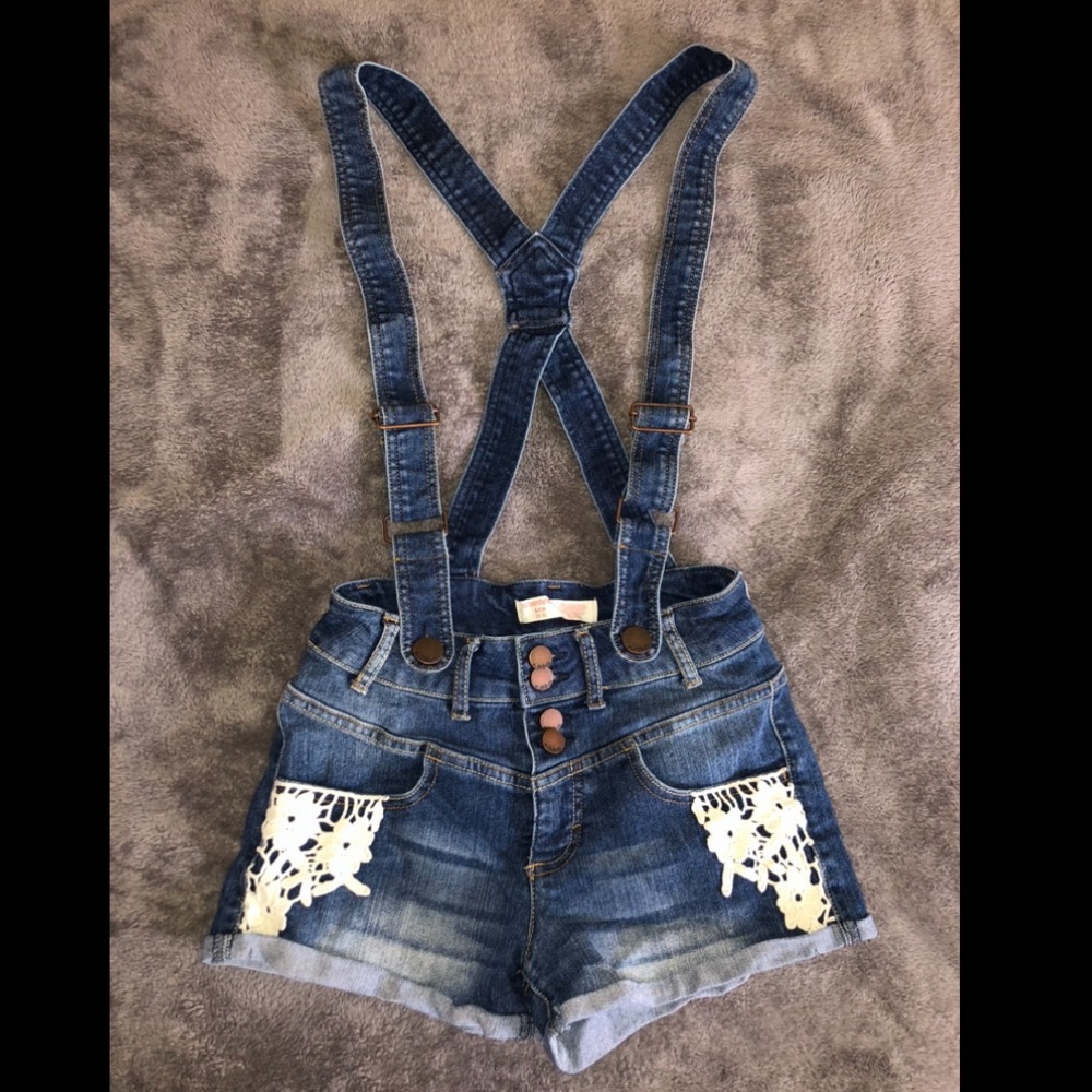 Short short with suspenders